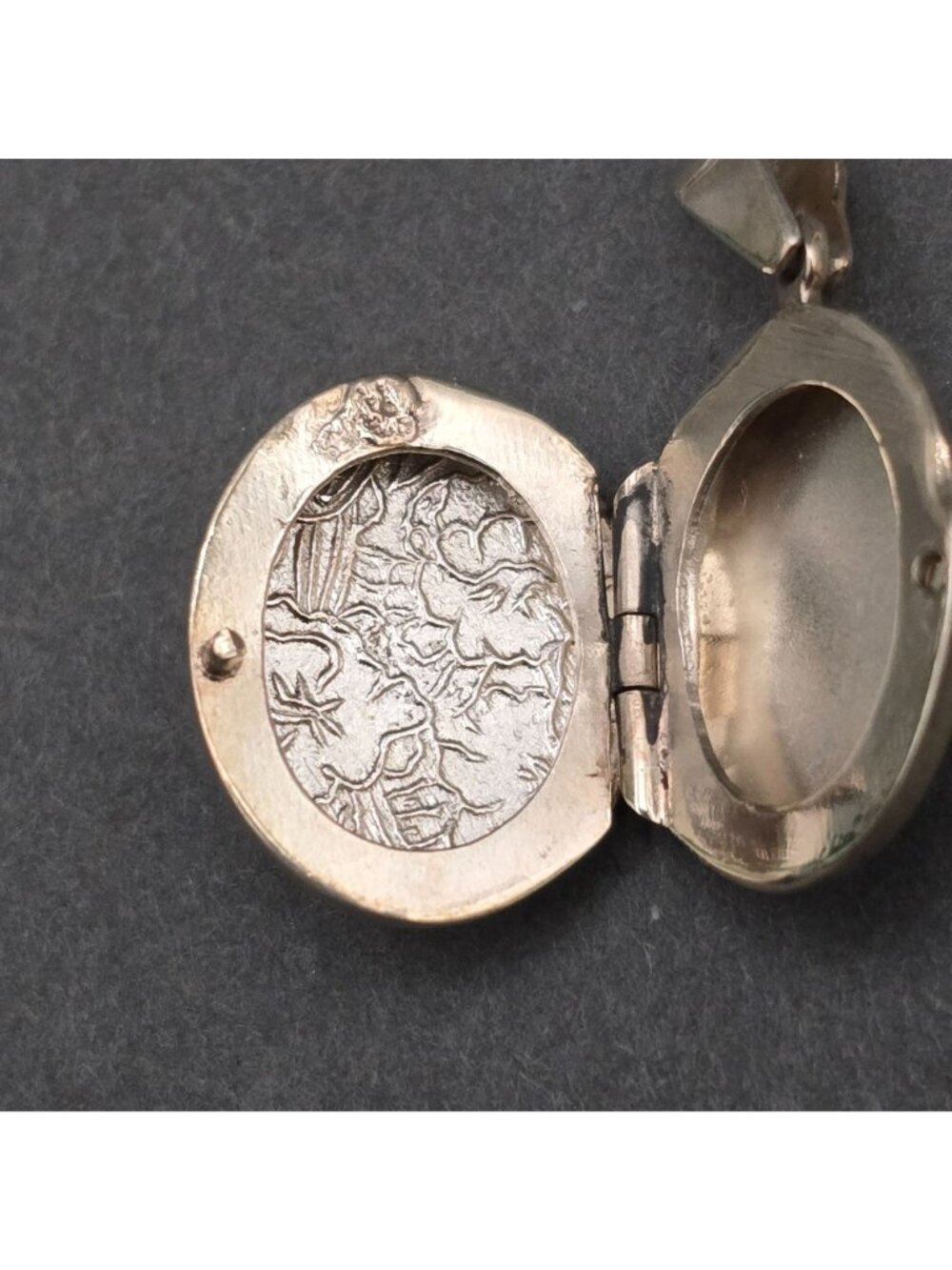 Vintage Sterling Silver Floral Locket Pendant Engraved Oval Photo Keeper 1" - Picture 4 of 9
